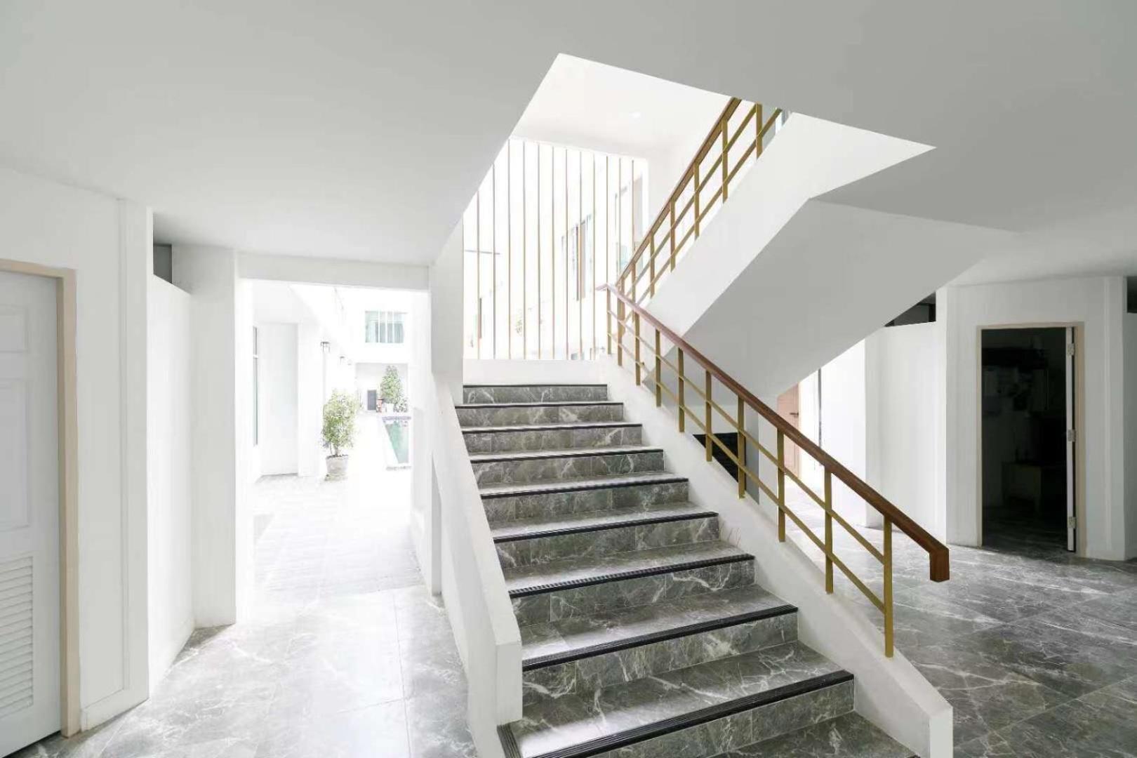 Khách sạn hẻo lánh D Village Condominium *